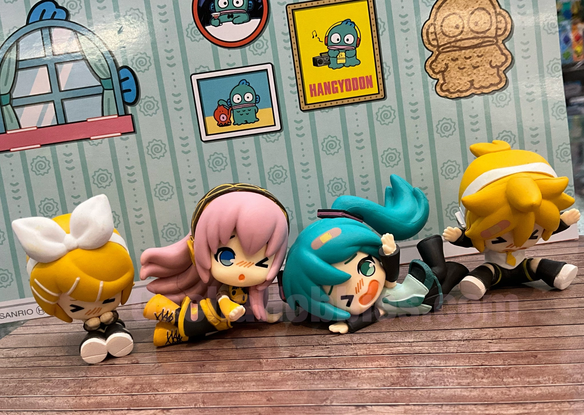 Vintage Toy Vocaloid Hatsune Miku and Friends Slipped on the Ground Small Figure 4 Pieces Set (In-stock)