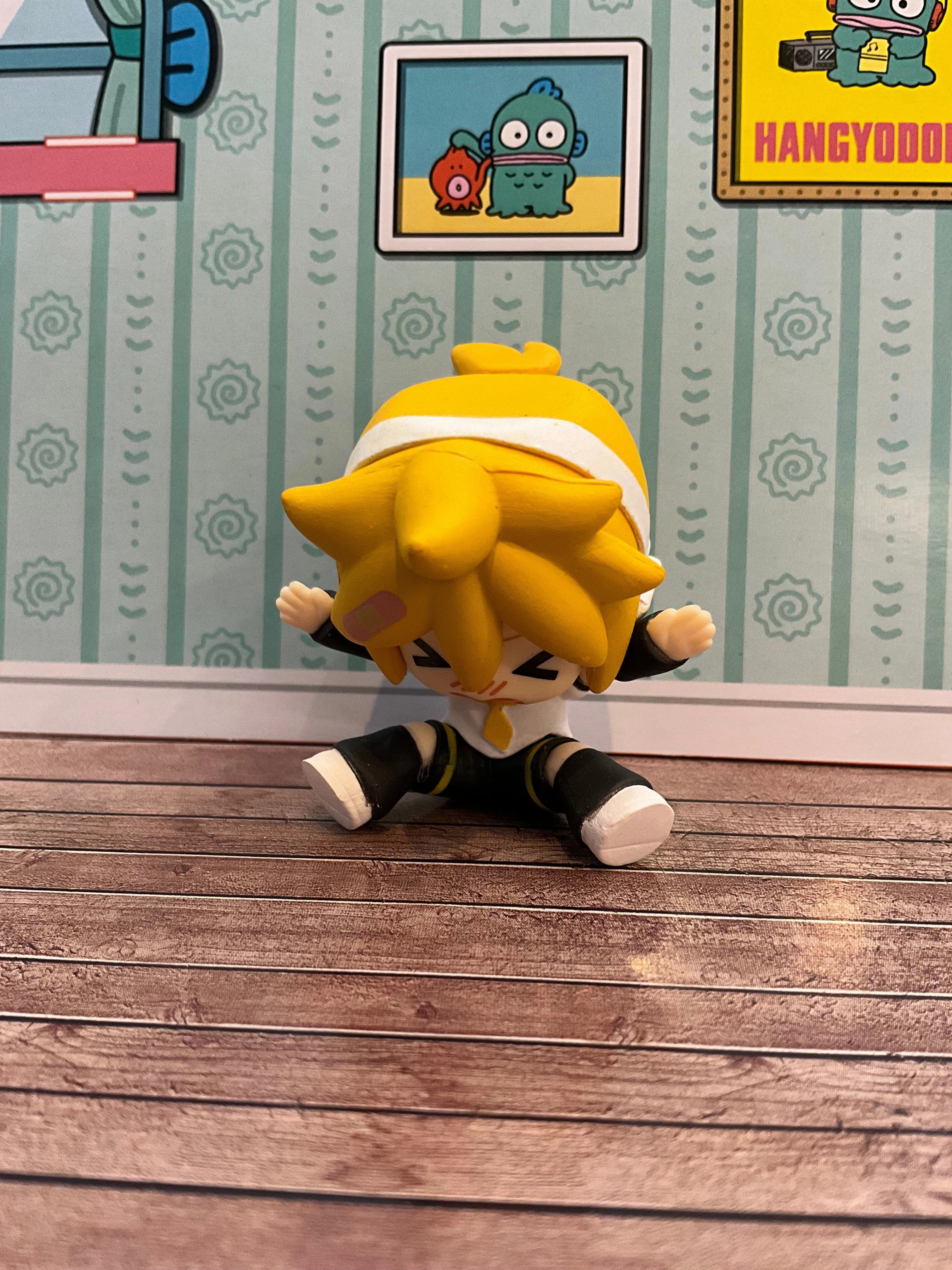 Vocaloid Hatsune Miku and Friends Slipped on the Ground Small Figure 4 Pieces Set (In-stock) Display Shelf